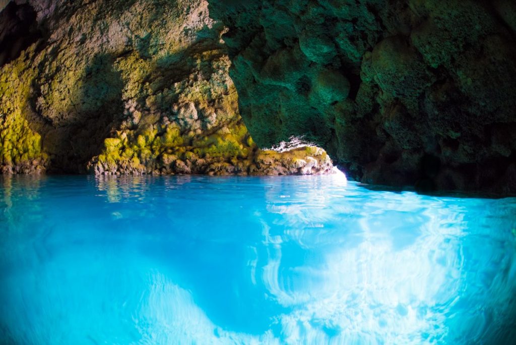 沖縄で人気の青の洞窟