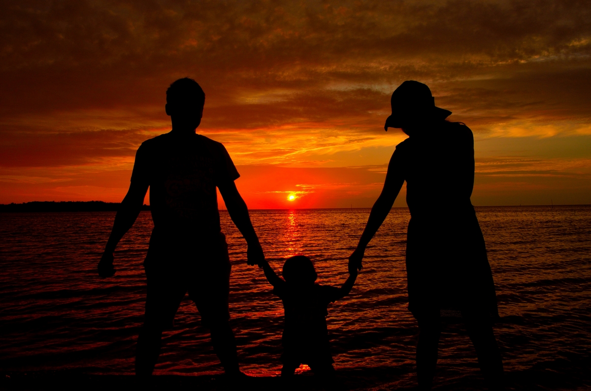 シークレットビーチの夕日と家族
