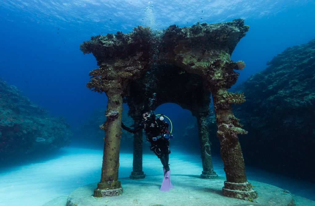 海中宮殿とダイバー・与論島